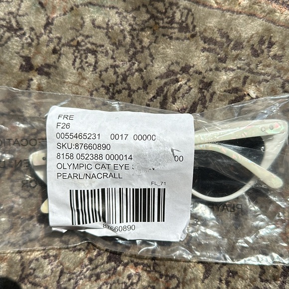 Free people Olympic cat eye sunglasses in PEARL (sold out) - Picture 4 of 6
